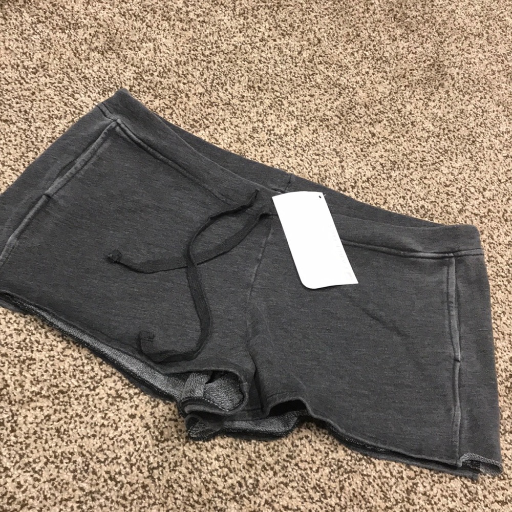 ♥️ large Fabletics Grey comfy Naaru shorts BNWT ♥️